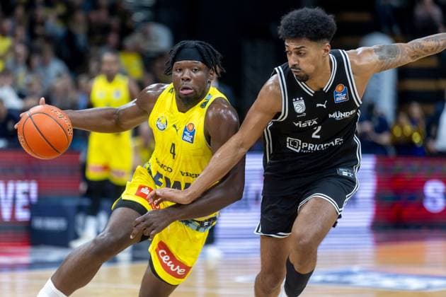 Oldenburg, Lower Saxony, DEU, 22 11 2025, Brian Fobbs left, EWE Baskets Oldenburg and Ibi Watson right, BMA365 Bamberg Baskets EWE Baskets Oldenburg vs BMA365 Bamberg Baskets 1 Basketball Bundesliga Season 2025 2026, Matchday 8, Grosse EWE Arena EWE Baskets Oldenburg vs BMA365 Bamberg Baskets www.andreas-burmann.de