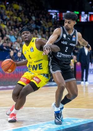 Oldenburg, Lower Saxony, DEU, 22 11 2025, Brian Fobbs left, EWE Baskets Oldenburg and Ibi Watson right, BMA365 Bamberg Baskets EWE Baskets Oldenburg vs BMA365 Bamberg Baskets 1 Basketball Bundesliga Season 2025 2026, Matchday 8, Grosse EWE Arena EWE Baskets Oldenburg vs BMA365 Bamberg Baskets www.andreas-burmann.de