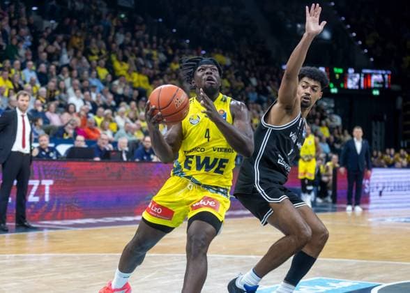 Oldenburg, Lower Saxony, DEU, 22 11 2025, Brian Fobbs left, EWE Baskets Oldenburg and Ibi Watson right, BMA365 Bamberg Baskets EWE Baskets Oldenburg vs BMA365 Bamberg Baskets 1 Basketball Bundesliga Season 2025 2026, Matchday 8, Grosse EWE Arena EWE Baskets Oldenburg vs BMA365 Bamberg Baskets www.andreas-burmann.de