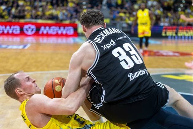 Oldenburg, Lower Saxony, DEU, 22 11 2025, Seth Hinrichs left, EWE Baskets Oldenburg and Patrick Heckmann right, BMA365 Bamberg Baskets EWE Baskets Oldenburg vs BMA365 Bamberg Baskets 1 Basketball Bundesliga Season 2025 2026, Matchday 8, Grosse EWE Arena EWE Baskets Oldenburg vs BMA365 Bamberg Baskets www.andreas-burmann.de