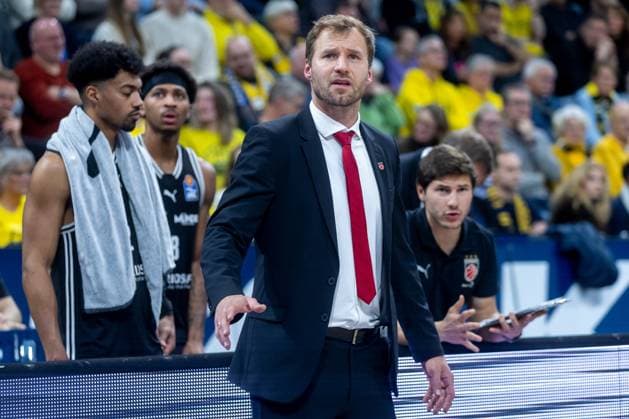Oldenburg, Lower Saxony, DEU, 22 11 2025, Head Coach Anton Gavel BMA365 Bamberg Baskets looks at the scoreboard EWE Baskets Oldenburg vs BMA365 Bamberg Baskets 1 Basketball Bundesliga Season 2025 2026, Matchday 8, Große EWE Arena EWE Baskets Oldenburg vs BMA365 Bamberg Baskets www.andreas-burmann.de
