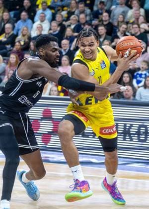 Oldenburg, Lower Saxony, DEU, 22 11 2025, Ejiofor Onu left, BMA365 Bamberg Baskets and Nicholas Tischler right, EWE Baskets Oldenburg EWE Baskets Oldenburg vs BMA365 Bamberg Baskets 1 Basketball Bundesliga Season 2025 2026, Matchday 8, Grosse EWE Arena EWE Baskets Oldenburg vs BMA365 Bamberg Baskets www.andreas-burmann.de