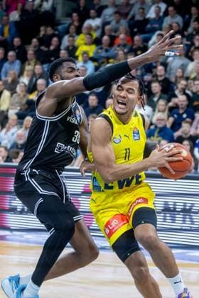 Oldenburg, Lower Saxony, DEU, 22 11 2025, Ejiofor Onu left, BMA365 Bamberg Baskets and Nicholas Tischler right, EWE Baskets Oldenburg EWE Baskets Oldenburg vs BMA365 Bamberg Baskets 1 Basketball Bundesliga Season 2025 2026, Matchday 8, Grosse EWE Arena EWE Baskets Oldenburg vs BMA365 Bamberg Baskets www.andreas-burmann.de