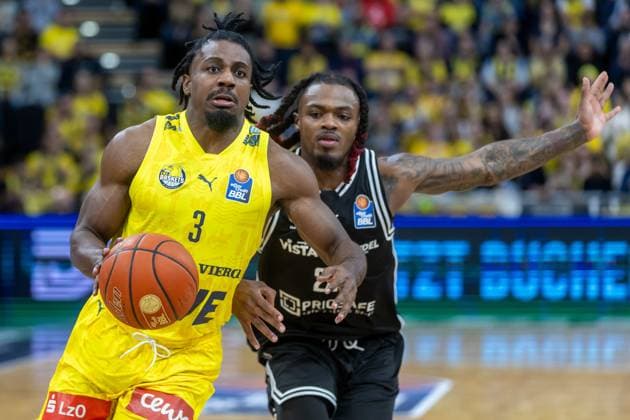 Oldenburg, Lower Saxony, DEU, 22 11 2025, Christopher Clemons left, EWE Baskets Oldenburg and Cobe Williams right, BMA365 Bamberg Baskets EWE Baskets Oldenburg vs BMA365 Bamberg Baskets 1 Basketball Bundesliga Season 2025 2026, Matchday 8, Grosse EWE Arena EWE Baskets Oldenburg vs BMA365 Bamberg Baskets www.andreas-burmann.de
