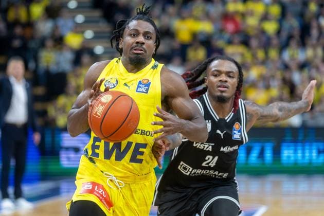 Oldenburg, Lower Saxony, DEU, 22 11 2025, Christopher Clemons left, EWE Baskets Oldenburg and Cobe Williams right, BMA365 Bamberg Baskets EWE Baskets Oldenburg vs BMA365 Bamberg Baskets 1 Basketball Bundesliga Season 2025 2026, Matchday 8, Grosse EWE Arena EWE Baskets Oldenburg vs BMA365 Bamberg Baskets www.andreas-burmann.de