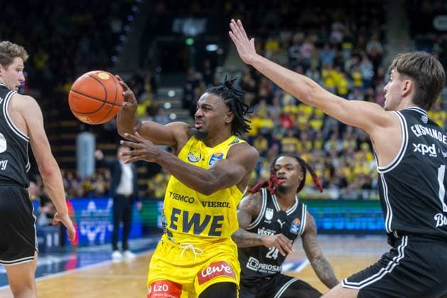 Oldenburg, Lower Saxony, DEU, 22 11 2025, Christopher Clemons center, EWE Baskets Oldenburg , Patrick Heckmann left, BMA365 Bamberg Baskets , Cobe Williams 2 v right, BMA365 Bamberg Baskets and Zachary Ensminger right, BMA365 Bamberg Baskets EWE Baskets Oldenburg vs BMA365 Bamberg Baskets 1 Basketball Bundesliga Season 2025 2026, Matchday 8, Grosse EWE Arena EWE Baskets Oldenburg vs BMA365 Bamberg Baskets www.andreas-burmann.de