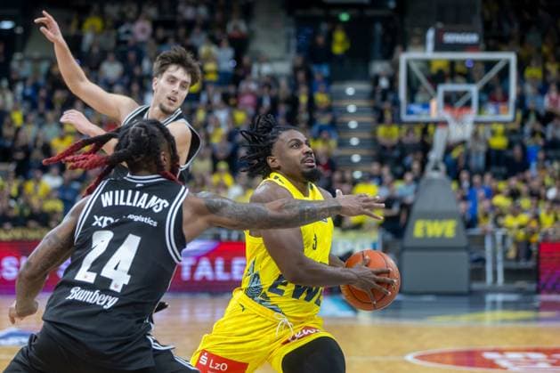 Oldenburg, Lower Saxony, DEU, 22 11 2025, Christopher Clemons right, EWE Baskets Oldenburg , Zachary Ensminger center, BMA365 Bamberg Baskets and Cobe Williams left, BMA365 Bamberg Baskets EWE Baskets Oldenburg vs BMA365 Bamberg Baskets 1 Basketball Bundesliga Season 2025 2026, Matchday 8, Grosse EWE Arena EWE Baskets Oldenburg vs BMA365 Bamberg Baskets www.andreas-burmann.de