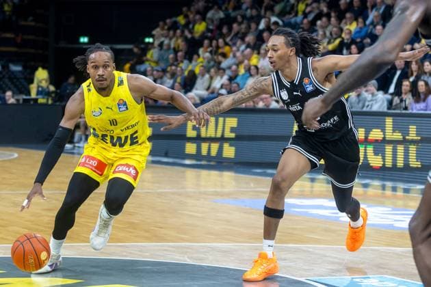 Oldenburg, Lower Saxony, DEU, 22 11 2025, James Woodard left, EWE Baskets Oldenburg and Austin Crowley right, BMA365 Bamberg Baskets EWE Baskets Oldenburg vs BMA365 Bamberg Baskets 1 Basketball Bundesliga Season 2025 2026, Matchday 8, Big EWE Arena EWE Baskets Oldenburg vs BMA365 Bamberg Baskets www.andreas-burmann.de