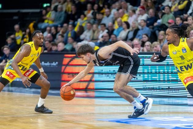 Oldenburg, Lower Saxony, DEU, 22 11 2025, Zachary Ensminger center, BMA365 Bamberg Baskets , James Woodard right, EWE Baskets Oldenburg and EWE Baskets Oldenburg vs BMA365 Bamberg Baskets 1 Basketball Bundesliga Season 2025 2026, Matchday 8, Grosse EWE Arena EWE Baskets Oldenburg vs BMA365 Bamberg Baskets www.andreas-burmann.de