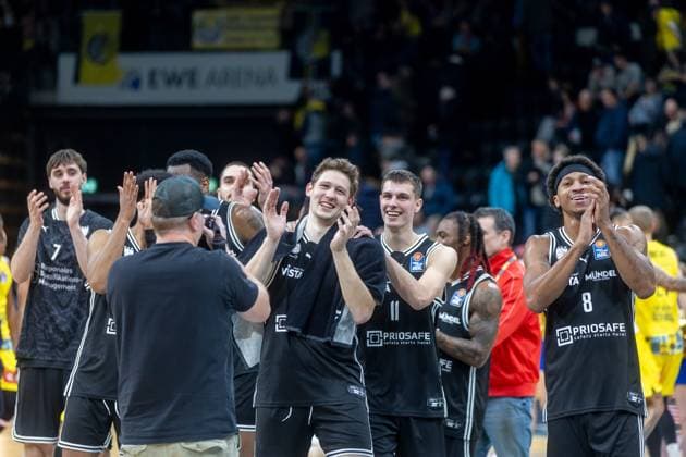 Oldenburg, Lower Saxony, DEU, 22 11 2025, The team of BMA365 Bamberg Baskets applauds after the match EWE Baskets Oldenburg vs BMA365 Bamberg Baskets 1 Basketball Bundesliga season 2025 2026, Matchday 8, Grosse EWE Arena EWE Baskets Oldenburg vs BMA365 Bamberg Baskets www.andreas-burmann.de