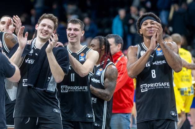Oldenburg, Lower Saxony, DEU, 22 11 2025, The team of BMA365 Bamberg Baskets applauds after the match EWE Baskets Oldenburg vs BMA365 Bamberg Baskets 1 Basketball Bundesliga season 2025 2026, Matchday 8, Grosse EWE Arena EWE Baskets Oldenburg vs BMA365 Bamberg Baskets www.andreas-burmann.de
