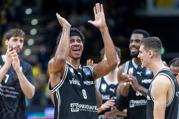 Oldenburg, Niedersachsen, DEU, 22 11 2025, Demarcusv Demonia BMA365 Bamberg Baskets is happy about the victory after the game EWE Baskets Oldenburg vs BMA365 Bamberg Baskets 1 Basketball Bundesliga Season 2025 2026, Matchday 8, Grosse EWE Arena EWE Baskets Oldenburg vs BMA365 Bamberg Baskets www.andreas-burmann.de