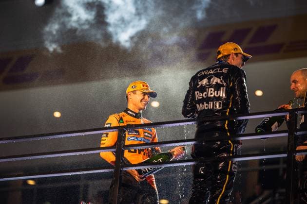 Formula 1 Heineken Las Vegas Grand Prix 2025 Thomas Cerato OVERTAKE MAXPPP - Las Vegas 23 11 2025 04 NORRIS Lando (gbr), McLaren F1 Team, portrait & LAMBIASE GianPiero (ita), Oracle Red Bull Racing race engineer, portrait with 01 VERSTAPPEN Max (nld), Oracle Red Bull Racing, portrait champagne shower for winning at the Formula 1 Heineken Las Vegas Grand Prix 2025, the 22nd round of the 2025 FIA Formula 1 World Championship, WM, Weltmeisterschaft held on the Las Vegas Strip Circuit in Las Vegas, Nevada, United States, from 19 to 22 November 2025. Las Vegas United States Copyright: xOVERTAKE MAXPPPxThomasxCeratox OVT202511235782 OVT202511235782