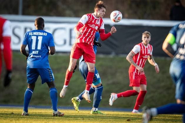 Berlin , 221125 , Soccer Regionalliga Nordost FC Hertha 03 Zehlendorf FC Rot Weiß Erfurt in the picture Til Linus Schwarz Erfurt against Nicolas Hebisch Zehlendorf