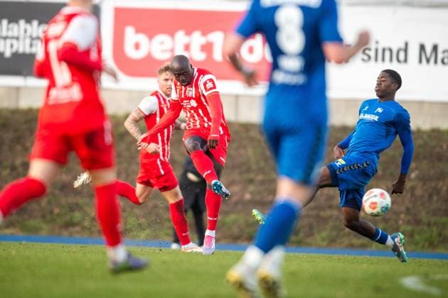 Berlin , 221125 , Soccer Regionalliga Nordost FC Hertha 03 Zehlendorf FC Rot Weiß Erfurt in picture Raphael Abbisey Mensah Erfurt
