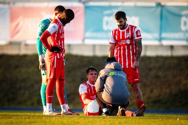 Berlin , 221125 , Soccer Regionalliga Nordost FC Hertha 03 Zehlendorf FC Rot Weiß Erfurt in the picture Til Linus Schwarz Erfurt injured on the ground