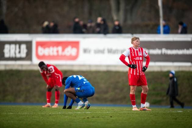 Berlin , 221125 , Soccer Regionalliga Nordost FC Hertha 03 Zehlendorf FC Rot Weiß Erfurt in the picture Marco Wolf Erfurt disappointed after the match