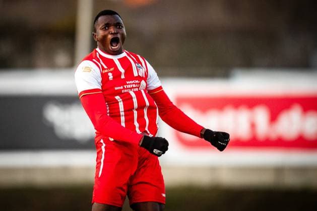Berlin , 221125 , Soccer Regionalliga Nordost FC Hertha 03 Zehlendorf FC Rot Weiß Erfurt in picture Obed Ugondu Erfurt celebrates the goal for 1 1
