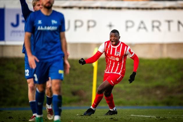 Berlin , 221125 , Soccer Regionalliga Nordost FC Hertha 03 Zehlendorf FC Rot Weiß Erfurt in picture Obed Ugondu Erfurt celebrates the goal for 1 1