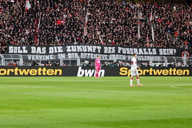 Dortmund, Signal Iduna Park, 22 11 25, GER, Men, 1 Bundesliga, Season 2025 2026, Borussia Dortmund VfB Stuttgart, Banner VfB Stuttgart Fans DFB DFL REGULATIONS PROHIBIT ANY USE OF PHOTOGRAPHS AS IMAGE SEQUENCES AND OR QUASI VIDEO Copyright: JoachimxBywaletz xJB-Sportfoto