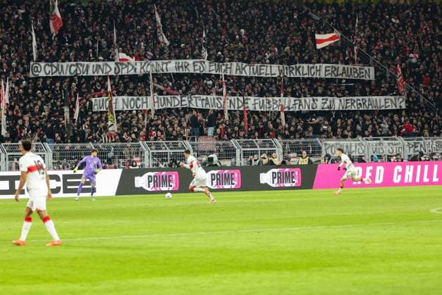 Dortmund, Signal Iduna Park, 22 11 25, GER, Men, 1 Bundesliga, Season 2025 2026, Borussia Dortmund VfB Stuttgart, Banner VfB Stuttgart Fans DFB DFL REGULATIONS PROHIBIT ANY USE OF PHOTOGRAPHS AS IMAGE SEQUENCES AND OR QUASI VIDEO Copyright: JoachimxBywaletz xJB-Sportfoto