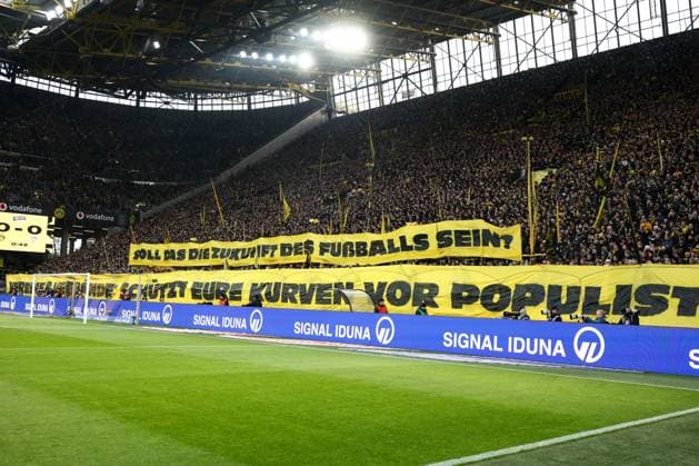Dortmund, Signal Iduna Park, 22 11 25, GER, Men, 1 Bundesliga, Season 2025 2026, Borussia Dortmund VfB Stuttgart, Banner BVB Fans DFB DFL REGULATIONS PROHIBIT ANY USE OF PHOTOGRAPHS AS IMAGE SEQUENCES AND OR QUASI VIDEO Copyright: JoachimxBywaletz xJB-Sportfoto