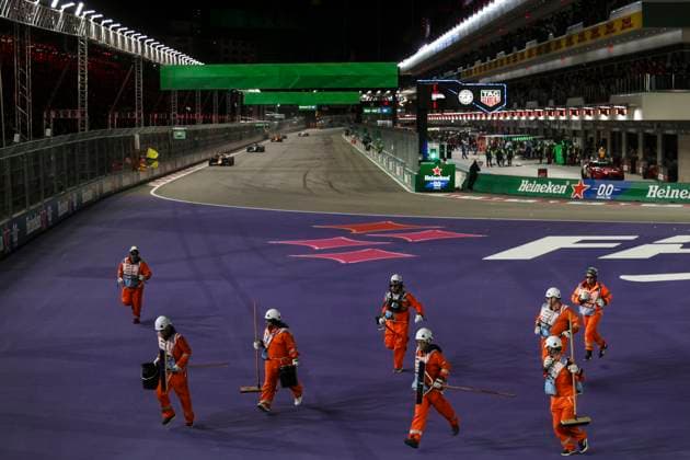 Formula1; Round22; Las Vegas Grand Prix; USA After the first lap crash marshals on the track while the cars are coming during Formula1 Heineken Las Vegas Grand Prix on november 22., 2025 in Las Vegas Strip Circuit, United States Of America Zsombor Toth Las Vegas Las Vegas Strip Circuit Nevada United States Of America