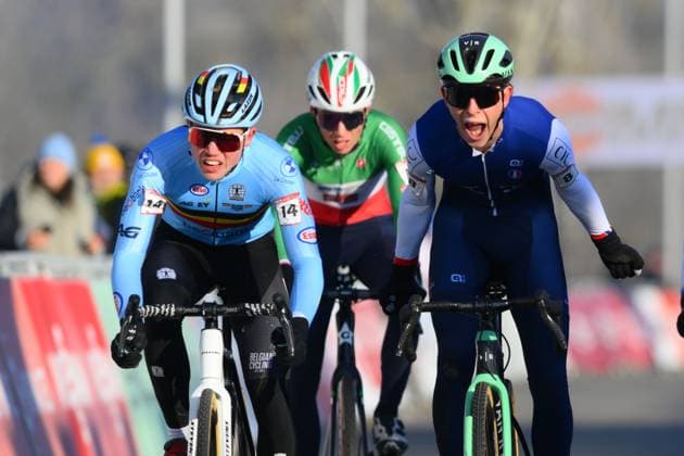 French Soren Bruyere Journard (R) celebrates as he wins, before Belgian Jari Van Lee (L) the sprint at the finish of the men junior race at the World Cup cyclocross cycling event in Tabor, Czech Republic, stage 1 (out of 12) of the UCI World Cup cyclocross competition, Sunday 23 November 2025. DAVIDxPINTENS  x143588224x