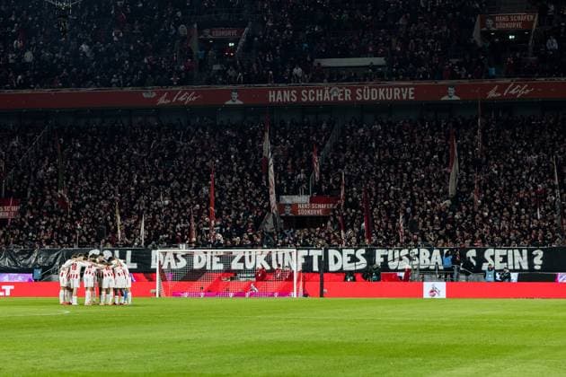 KOELN, GERMANY - NOVEMBER 25: Group huddle of 1. FC Koeln, Background banner Das soll die Zukunft des Fussballs sein? Fan protest during the Bundesliga match between 1. FC Koeln vs. Eintracht Frankfurt at Rheinenergie-Stadion on matchday 11 of the 1. Bundesliga on November 22, 2025 in Koeln, Germany. DFL REGULATIONS PROHIBIT ANY USE OF PHOTOGRAPHS AS IMAGE SEQUENCES AND OR QUASI-VIDEO. North Rhine Westphalia Germany Copyright: xBEAUTIFULxSPORTS Wunderlx