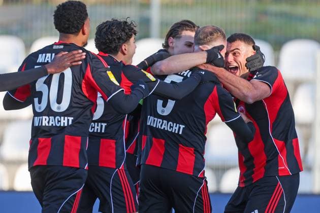 Football LOTTO Hessenliga Eintracht Frankfurt U21 FC Gießen 22 11 25, Goal celebration for Lukas Sonnenwald, Benjamin Kirchhoff and colleagues Eintracht ,