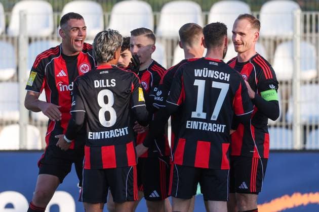 Soccer LOTTO Hessenliga Eintracht Frankfurt U21 FC Gießen 22 11 25, Collective jubilation after the opening goal by captain Benjamin Kirchhoff Eintracht ,
