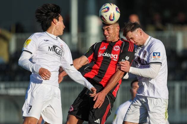 Soccer LOTTO Hessenliga Eintracht Frankfurt U21 FC Gießen 22 11 25, Dong Woo Kim Gießen , Lukas Sonnenwald Eintracht , Elias Cvrlje Gießen ,