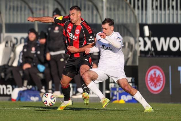 Football LOTTO Hessenliga Eintracht Frankfurt U21 FC Gießen 22 11 25, Lukas Sonnenwald Eintracht , Elias Cvrlje Gießen ,