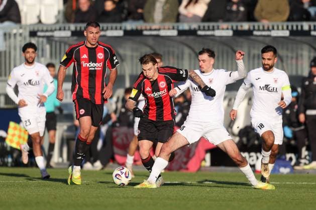 Football LOTTO Hessenliga Eintracht Frankfurt U21 FC Gießen 22 11 25, Lukas Sonnenwald, Daniel Starodid Eintracht , Elias Cvrlje, Tolga Duran Gießen ,