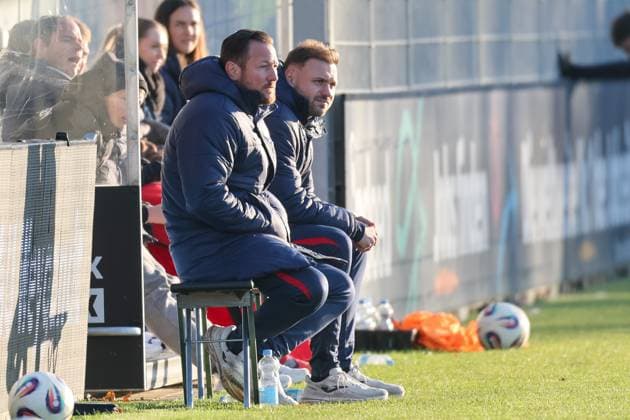 Football LOTTO Hessenliga Eintracht Frankfurt U21 FC Gießen 22 11 25, Frustrated coach Michael Fink Gießen ,