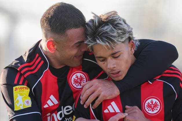 Football LOTTO Hessenliga Eintracht Frankfurt U21 FC Gießen 22 11 25, Goal celebration for debutant and double-packer Lukas Sonnenwald Eintracht and a big hug to Marvin Dills Eintracht, who provided the assist,