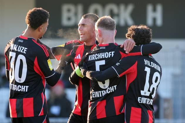 Football LOTTO Hessenliga Eintracht Frankfurt U21 FC Gießen 22 11 25, Goal celebration for Lukas Sonnenwald and his Eintracht colleagues,