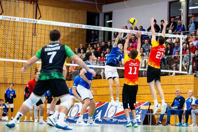 22 11 2025, GER, Volleyball, 2 BL Maenner Sued, Saison 2025 2026, Blue Volleys Gotha Baden Volleys SSC Karlsruhe II Christoph Assmann Blue Volleys Gotha , Bartozs Treyde Baden Volleys SSC Karlsruhe II 99867 Gotha Sporthalle Sportanlage Ernesti Thüringen Germany