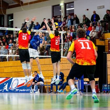 22 11 2025, GER, Volleyball, 2 BL Maenner Sued, Saison 2025 2026, Blue Volleys Gotha Baden Volleys SSC Karlsruhe II Torm Braun Baden Volleys SSC Karlsruhe II , Christoph Assmann Blue Volleys Gotha , Bartozs Treyde Baden Volleys SSC Karlsruhe II 99867 Gotha Sporthalle Sportanlage Ernesti Thüringen Germany