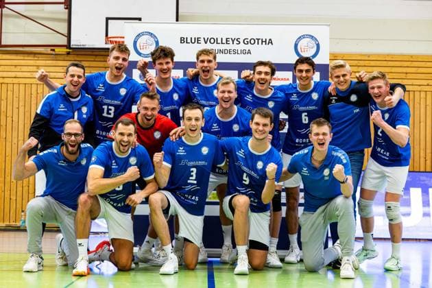 22 11 2025, GER, Volleyball, 2 BL Maenner Sued, Saison 2025 2026, Blue Volleys Gotha Baden Volleys SSC Karlsruhe II die Blue Volleys Gotha gewinnen ihr Heimspiel gegen Baden Volleys SSC Karlsruhe II mit 3 0 Saetzen, Gruppenbild Mannschaftsfoto Teambild, mit im Bild Schade, Robin Blue Volleys Gotha , Dominik Duchac Blue Volleys Gotha , Len Spankowski Blue Volleys Gotha , Richard Werner Blue Volleys Gotha , Finn Jansen Blue Volleys Gotha , Robert Werner Blue Volleys Gotha , Richard Werner Blue Volleys Gotha , Hannes Krochmann Blue Volleys Gotha , Jean Filippidis Blue Volleys Gotha , Tim Wagner Blue Volleys Gotha , Daniel Mark Ridings Blue Volleys Gotha , Lauritz Jastrow Blue Volleys Gotha , Justus Krausse Blue Volleys Gotha , Ben Bierwisch Blue Volleys Gotha 99867 Gotha Sporthalle Sportanlage Ernesti Thüringen Germany