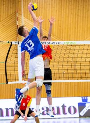 22 11 2025, GER, Volleyball, 2 BL Maenner Sued, Season 2025 2026, Blue Volleys Gotha Baden Volleys SSC Karlsruhe II Ben Bierwisch Blue Volleys Gotha , Patrick Eberhard Baden Volleys SSC Karlsruhe II 99867 Gotha Sporthalle Sportanlage Ernesti Thüringen Germany