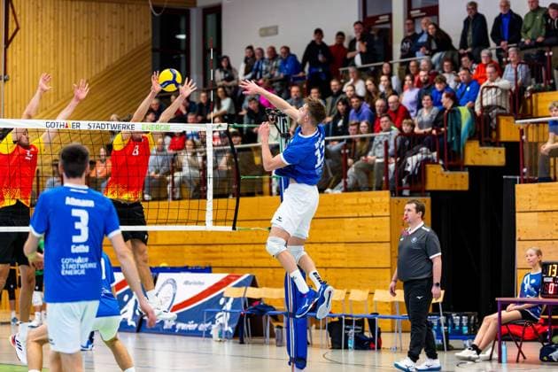 22 11 2025, GER, Volleyball, 2 BL Maenner Sued, Season 2025 2026, Blue Volleys Gotha Baden Volleys SSC Karlsruhe II Ben Bierwisch Blue Volleys Gotha 99867 Gotha Sporthalle Sportanlage Ernesti Thüringen Germany