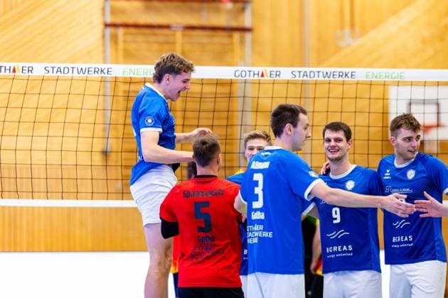 22 11 2025, GER, Volleyball, 2 BL Maenner Sued, Saison 2025 2026, Blue Volleys Gotha Baden Volleys SSC Karlsruhe II Ben Bierwisch Blue Volleys Gotha celebrating together with Len Spankowski Blue Volleys Gotha , Christoph Assmann Blue Volleys Gotha , Justus Krausse Blue Volleys Gotha , Finn Jansen Blue Volleys Gotha , Ben Bierwisch Blue Volleys Gotha , Tim Wagner Blue Volleys Gotha 99867 Gotha Sporthalle Sportanlage Ernesti Thüringen Germany