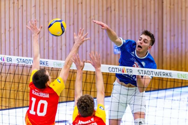 22 11 2025, GER, Volleyball, 2 BL Maenner Sued, Season 2025 2026, Blue Volleys Gotha Baden Volleys SSC Karlsruhe II Ben Bierwisch Blue Volleys Gotha , Simon Lieb Baden Volleys SSC Karlsruhe II , 99867 Gotha Sporthalle Sportanlage Ernesti Thüringen Germany