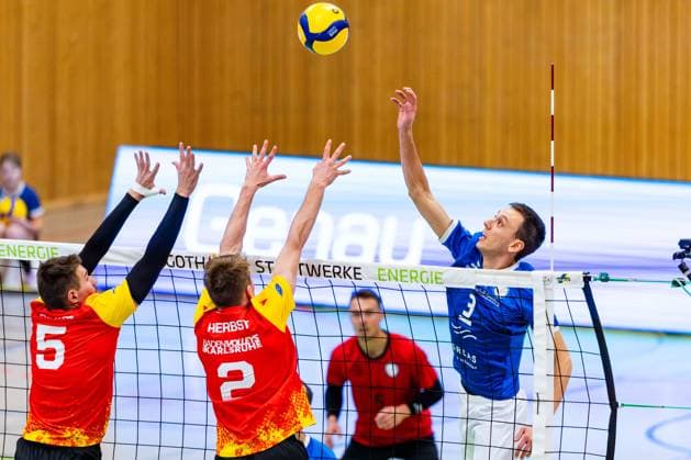 22 11 2025, GER, Volleyball, 2 BL Maenner Sued, Saison 2025 2026, Blue Volleys Gotha Baden Volleys SSC Karlsruhe II Torm Braun Baden Volleys SSC Karlsruhe II , Maik Herbst Baden Volleys SSC Karlsruhe II , Christoph Assmann Blue Volleys Gotha 99867 Gotha Sporthalle Sportanlage Ernesti Thüringen Germany
