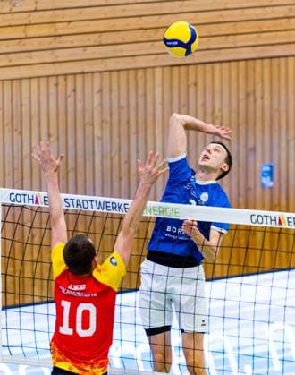 22 11 2025, GER, Volleyball, 2 BL Maenner Sued, Season 2025 2026, Blue Volleys Gotha Baden Volleys SSC Karlsruhe II Christoph Assmann Blue Volleys Gotha , Simon Lieb Baden Volleys SSC Karlsruhe II 99867 Gotha Sporthalle Sportanlage Ernesti Thüringen Germany