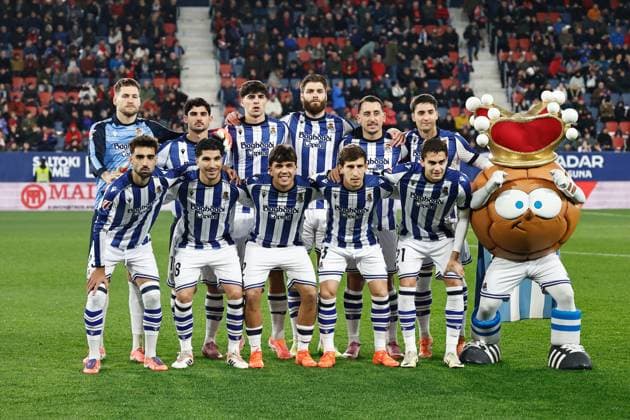 Real Sociedad team group, Mannschaftsbild, Totale line-up (Sociedad), NOVEMBER 22, 2025 - Football Soccer : Spanish La Liga EA Sports match between CA Osasuna - Real Sociedad at the Estadio El Sadar in Pamplona, Spain. Noxthirdxpartyxsales  aflo_311295278