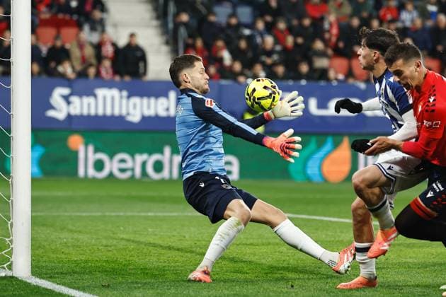 Alex Remiro (Sociedad), NOVEMBER 22, 2025 - Football Soccer : Spanish La Liga EA Sports match between CA Osasuna - Real Sociedad at the Estadio El Sadar in Pamplona, Spain. Noxthirdxpartyxsales  aflo_311295442
