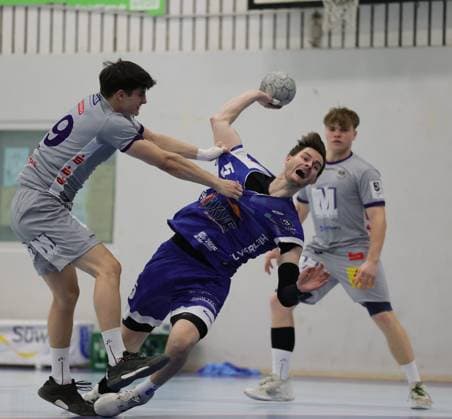 Germany Kelkheim Münster 22 11 2025 Handball Hessen 3 Liga Staffel Süd West Herren Saison 2025 2026 12 Spieltag TSG Münster blue TSG Haßloch gray v l Noa Zeimet TSG Haßloch 19 , Jonas Schneider TSG Münster 5 Sport TSG Münster TSG Haßloch