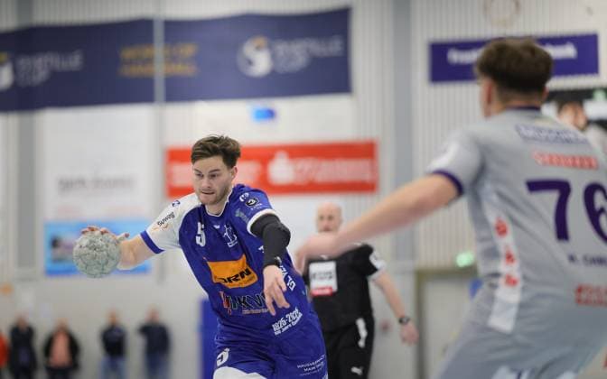 Germany Kelkheim Münster 22 11 2025 Handball Hessen 3 Liga Staffel Süd West Herren Saison 2025 2026 12 Spieltag TSG Münster blue TSG Haßloch gray v l Jonas Schneider TSG Münster 5 , Nils Chrust TSG Haßloch 76 Sport TSG Münster TSG Haßloch